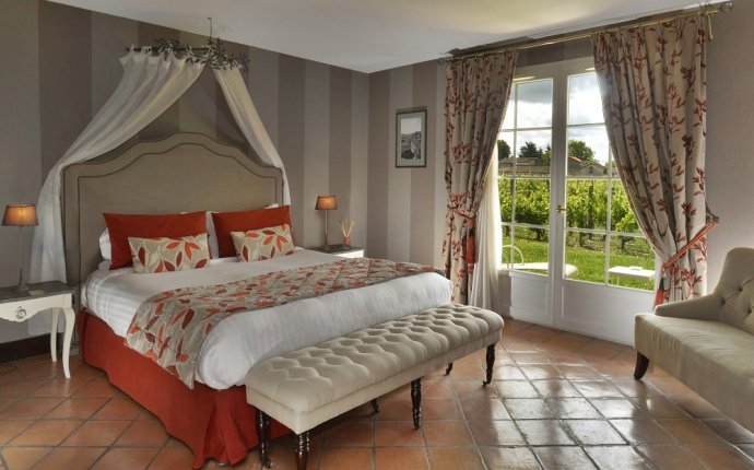 Chateau Grand Barrail in Saint-Emilion - Book a Luxury hotel near